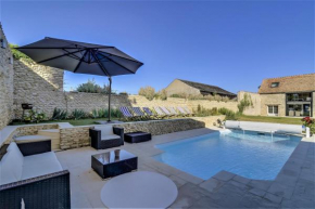 Élégante Villa avec Piscine Privée à Amponville